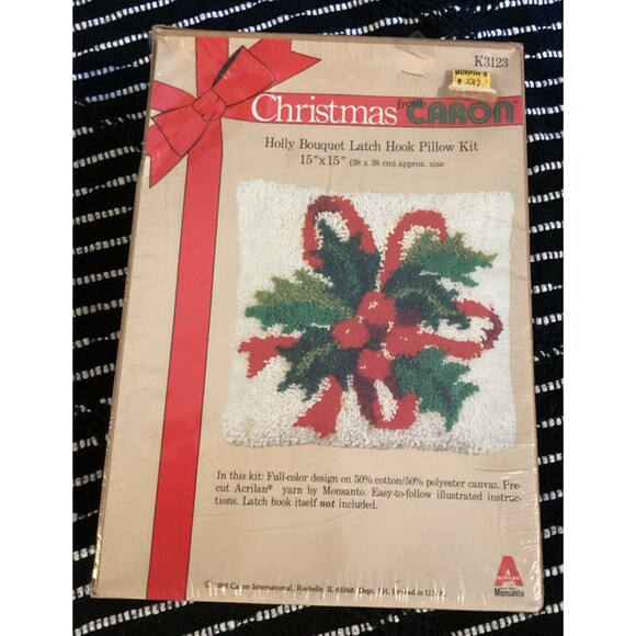 Christmas From Caron 1980 Holly Bouquet Latch Hook Pillow K3123 Sealed In Box - Picture 1 of 8